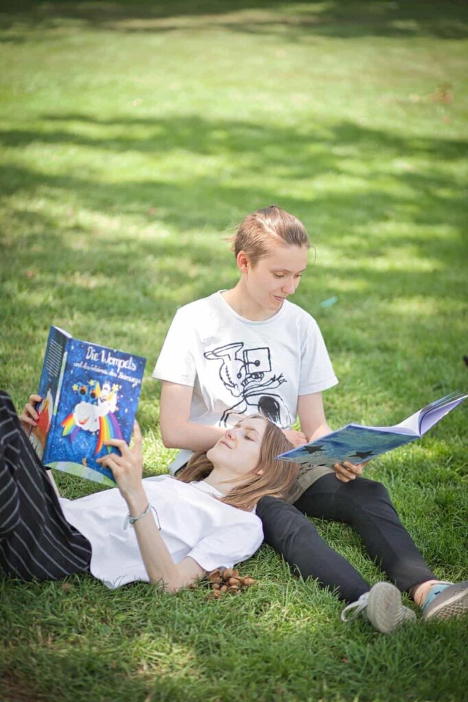 Hannah und Sofia vermitteln Werte im Park.
